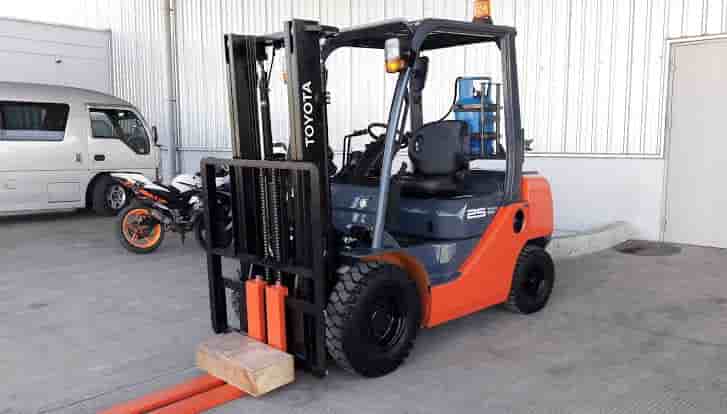 Forklift sedang berperasi